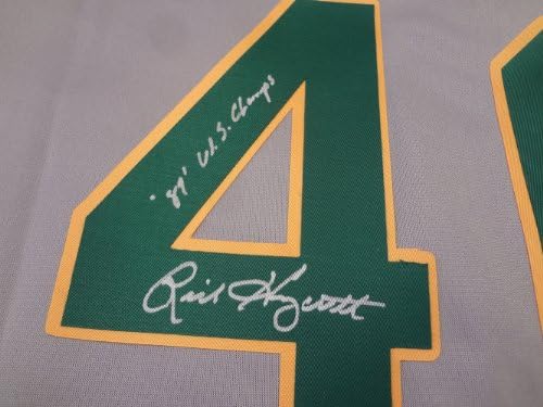 Rick Honeycutt autografou a camisa de atletismo de Oakland com prova, imagem de Rick assinando para nós, Oakland Athletics,