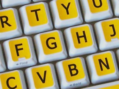 Inglês nos amarelos grandes adesivos de teclado de letras em fundo preto para desktop, laptop e caderno