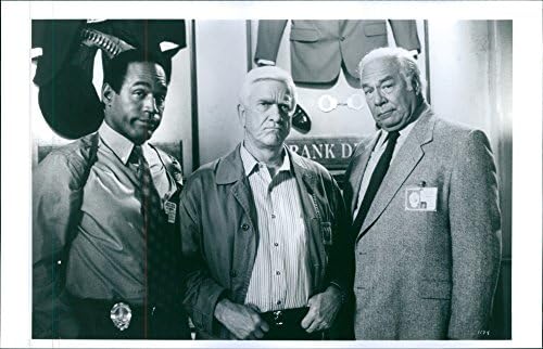 Foto vintage de O. J. Simpson, Leslie Nielsen e George Kennedy, estrelado por uma série de filmes de comédia criminal americana,